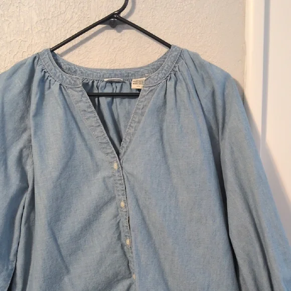 Levi's Light Blue Chambray V-Neck Button Blouse - Picture 2 of 5